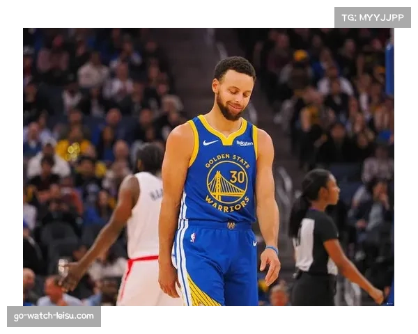 勇士传切体系微调 库里无球跑动为新人创造空间